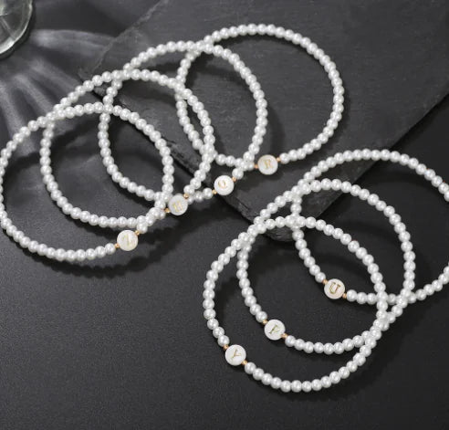 Pulsera Delicada con Perlas y Letra Inicial HejK.com Marketplace LLC