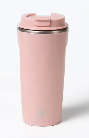 A pink automatic stirring cup with a closed lid, designed for mixing beverages.