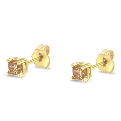 Boucles d'oreilles clous solitaire en diamant taille princesse monture 4 griffes en or jaune 14k certifiées IGI (Couleur L-M, Clarté I1-I2) WEM Support (www.WEM.support)