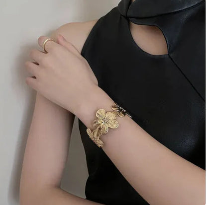 Women's Flower Metal Bracelet WEM Support (www.WEM.support)