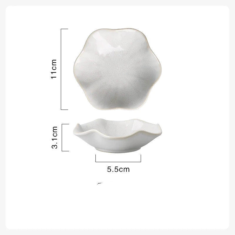 A white ceramic Kung Fu tea cup with elegant design, measuring 31cm in diameter and 5.5cm in height.