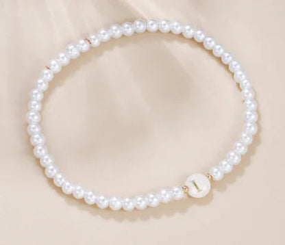 Pulsera Delicada con Perlas y Letra Inicial HejK.com Marketplace LLC