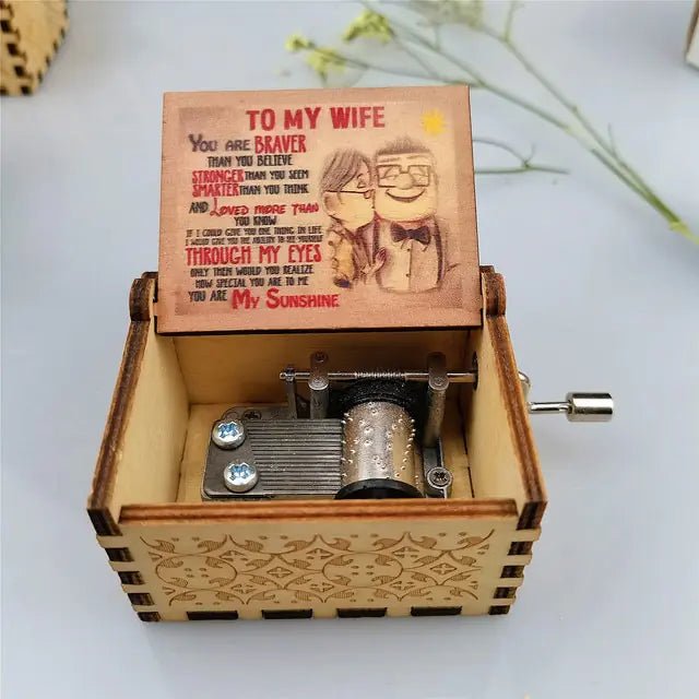 Caixa de Música com Escultura em Madeira e Impressão Colorida - Catch Cards