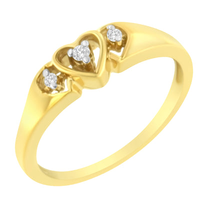 Anel de Diamante Triplo Coração em Ouro Amarelo 10KT com 1/20 cttw (K-L, I1-I2) WEM Support (www.WEM.support)