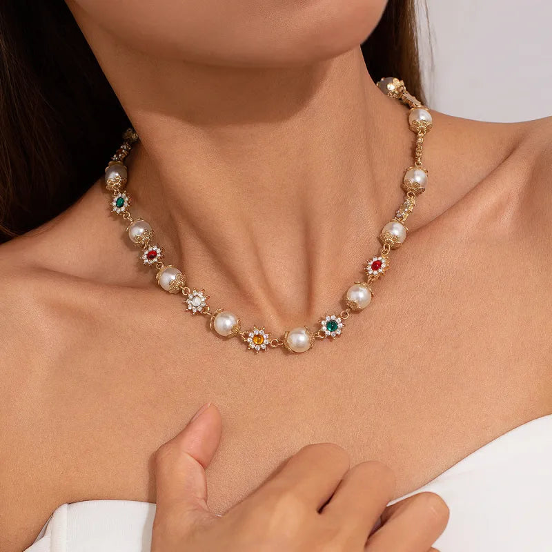 Colored Diamond-embedded Small Flower Pearl Necklace WEM Support (www.WEM.support)