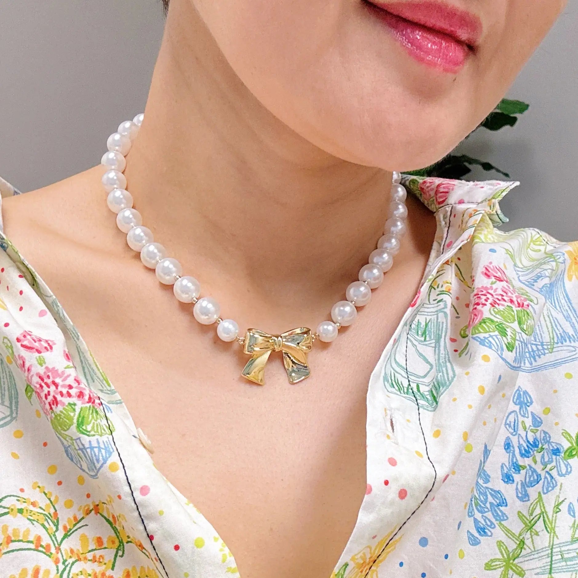 Bow And Pearls Necklace WEM Support (www.WEM.support)