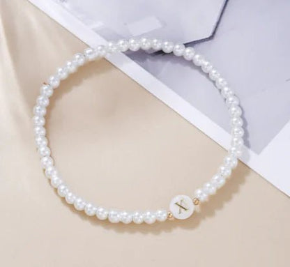 Pulsera Delicada con Perlas y Letra Inicial - Catch Cards