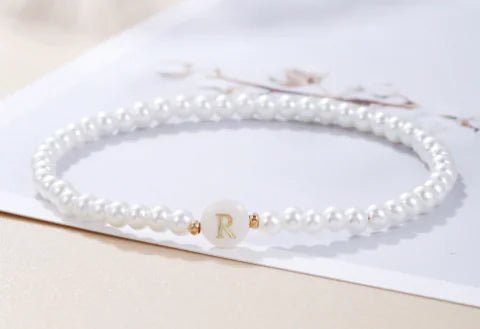 Pulsera Delicada con Perlas y Letra Inicial - Catch Cards