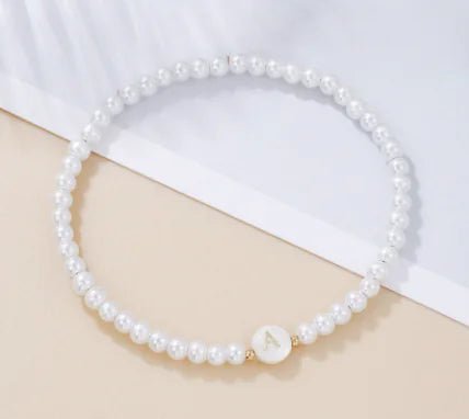 Pulsera Delicada con Perlas y Letra Inicial - Catch Cards
