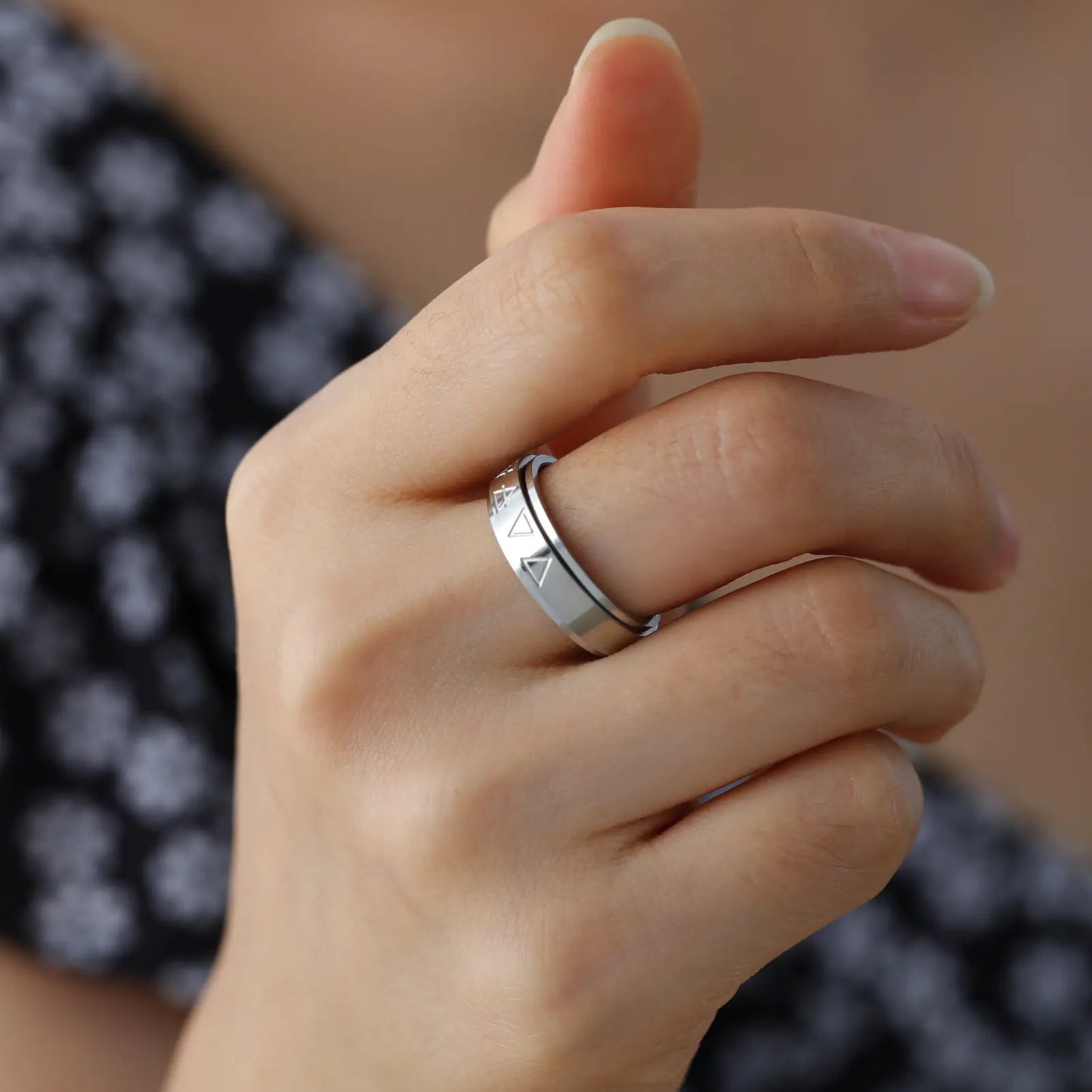 Rotatable Triangle Pattern Stainless Steel Ring - Catch Cards