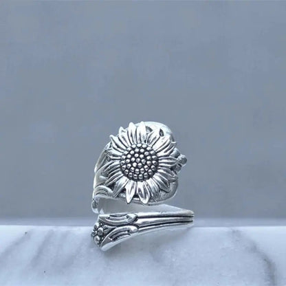 Silver Retro Daisy Ring for Women in Thailand - Catch Cards