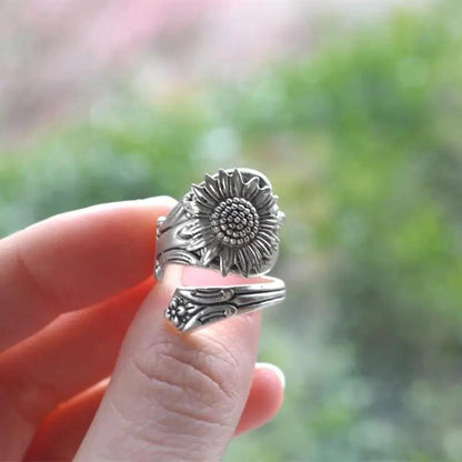 Silver Retro Daisy Ring for Women in Thailand - Catch Cards