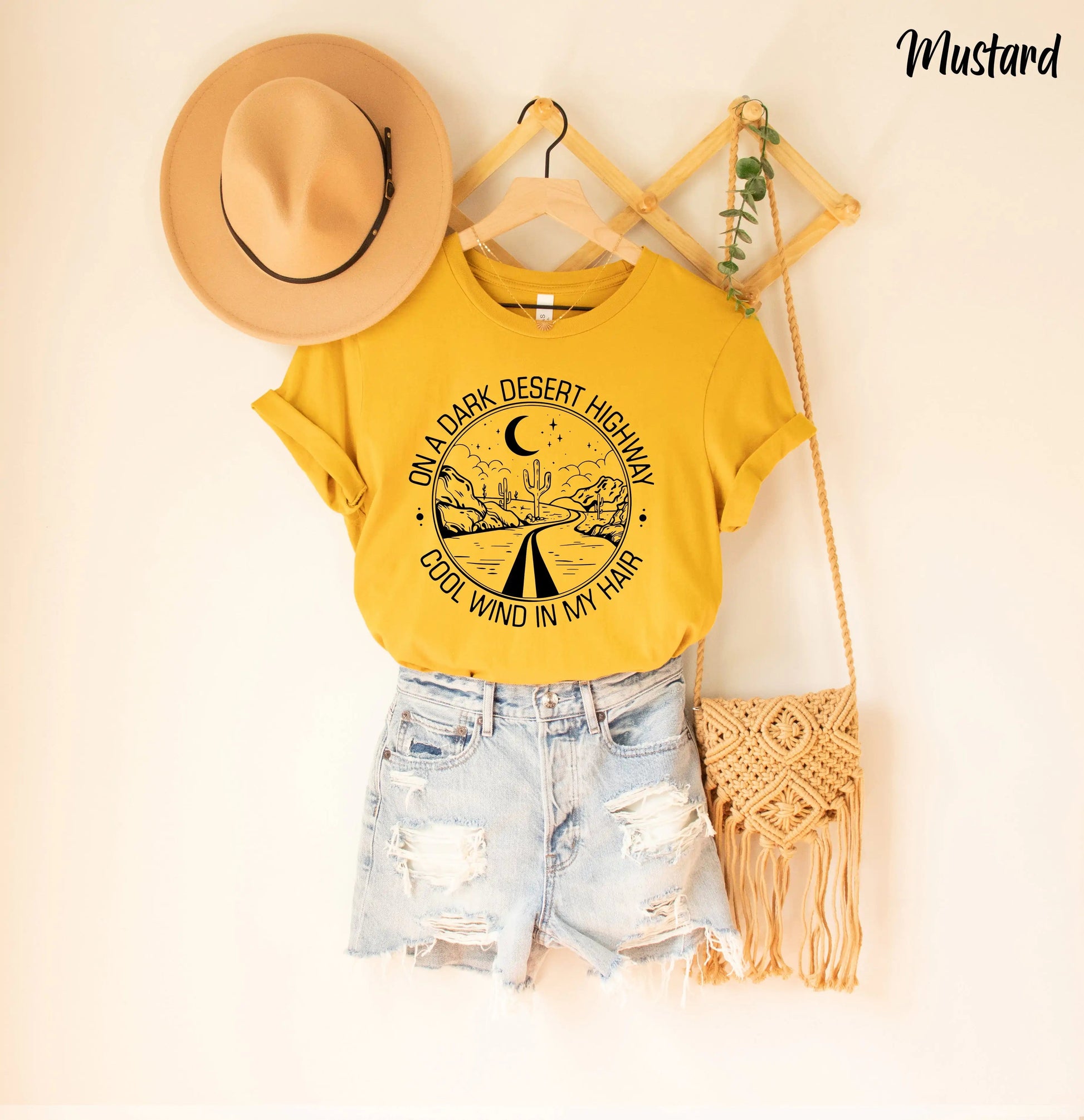 Na Estrada Deserta Escura Com Uma Brisa Fresca Na Minha Camisa, Camisa Musical WEM Support (www.WEM.support)