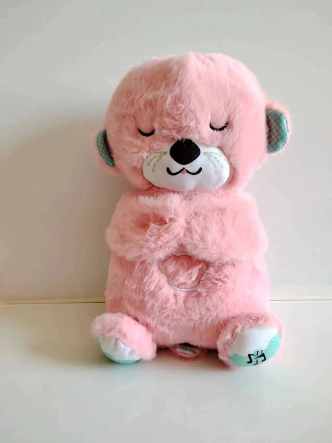 Otter de Pelúcia Musical Máquina de Som Soothe 'n Snuggle Portátil com Detalhes Sensoriais, Música, Luzes e Movimento de Respiração Rítmica WEM Support (www.WEM.support)