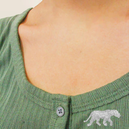 18K White Gold 2mm Green Round Emerald and 2 1/2 Cttw Diamond Panther Brooch Pin (H-I Color, SI1-SI2 Clarity) WEM Support (www.WEM.support)